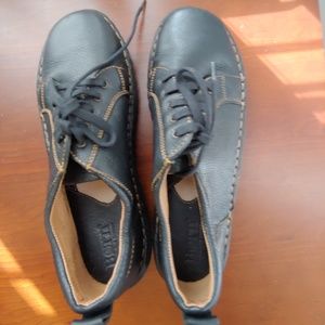 Size 10 Women's M/W Black Casual Tie Shoe